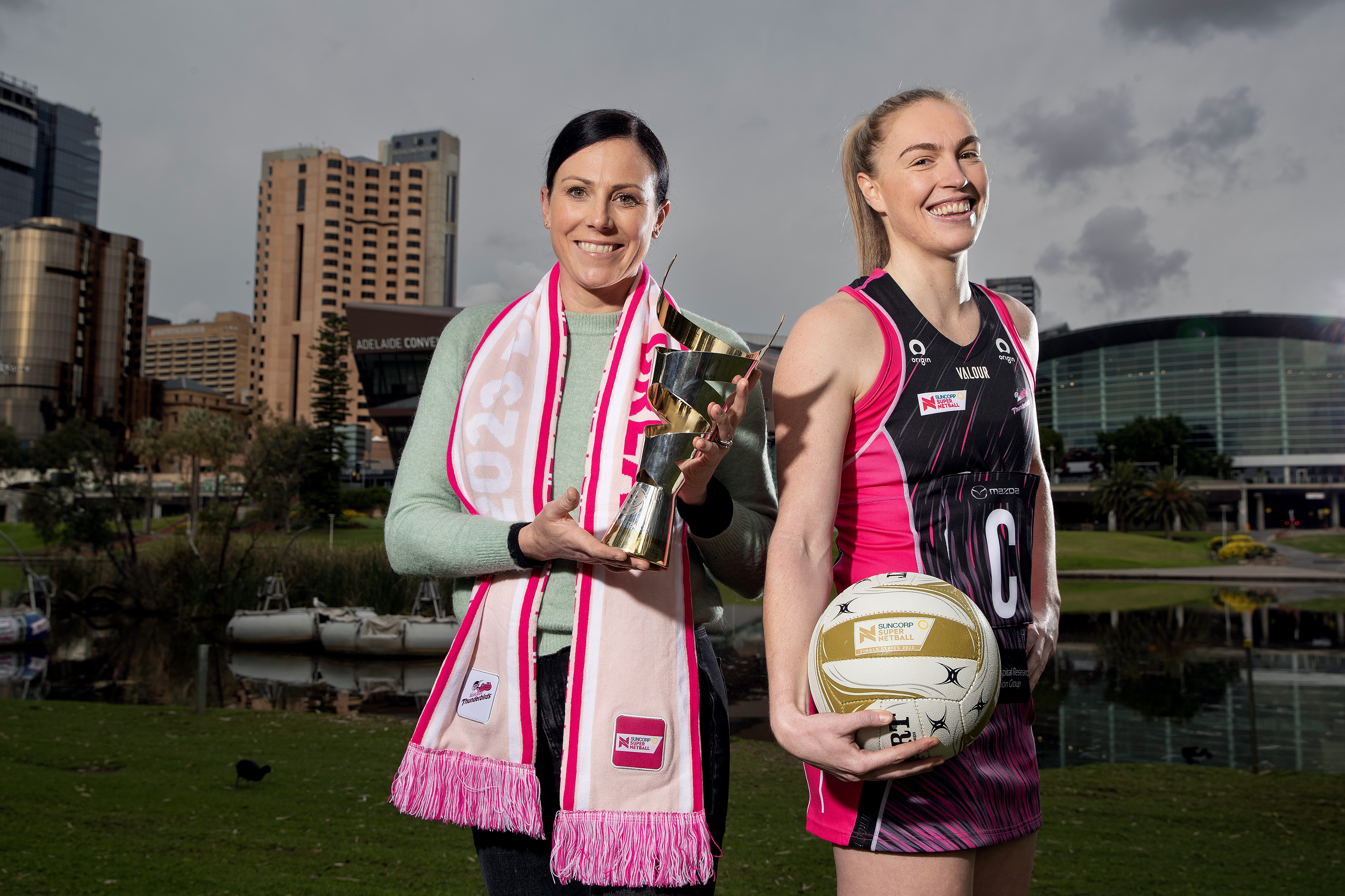 Hannah Petty alongside former Thunderbirds Premiership Captain Natalie von Bertouch 